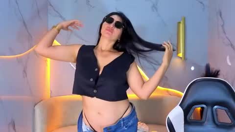 alisson_tx_ online show from April 21, 2026, 7:50 pm