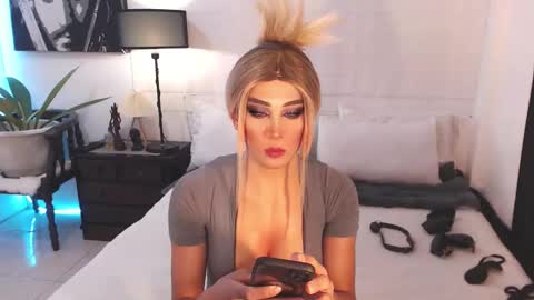 Snapshot of allareillusionxxx chatting on December 15, 2024, 12:38 pm Miss Gia online show from December 15, 2024, 12:38 pm