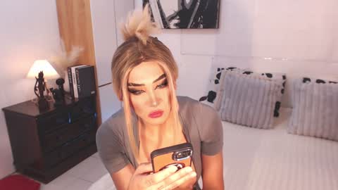 Snapshot of allareillusionxxx chatting on January 19, 2025, 6:20 am Miss Gia online show from January 19, 2025, 6:20 am