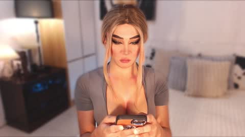 Snapshot of allareillusionxxx chatting on January 22, 2025, 12:27 am Miss Gia online show from January 22, 2025, 12:27 am