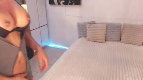 Snapshot of allareillusionxxx chatting on February 6, 2025, 2:22 am Miss Gia online show from February 6, 2025, 2:22 am