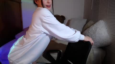 Allie  online show from December 5, 2024, 1:03 am