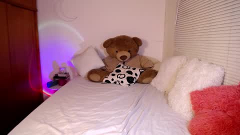 Allie  online show from February 11, 2025, 6:01 pm