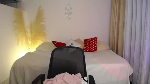 Snapshot of allierose_ chatting on April 23, 2026, 12:29 pm Allie online show from April 23, 2026, 12:29 pm
