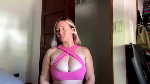Snapshot of allisonlove2 chatting on April 23, 2026, 5:15 pm allisonlove2 online show from April 23, 2026, 5:15 pm
