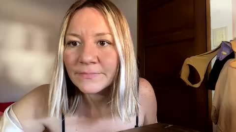 Snapshot of allisonlove2 chatting on April 29, 2026, 5:30 pm allisonlove2 online show from April 29, 2026, 5:30 pm