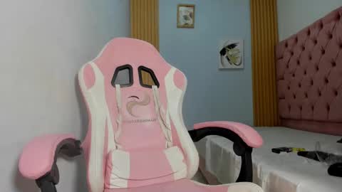 Snapshot of alluringangel01 chatting on October 21, 2025, 2:45 am alluringangel01 online show from October 21, 2025, 2:45 am