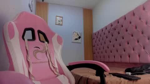 Snapshot of alluringangel01 chatting on November 12, 2025, 2:45 am alluringangel01 online show from November 12, 2025, 2:45 am