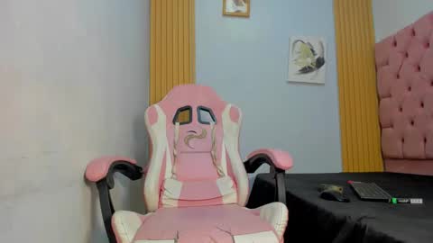 Snapshot of alluringangel01 chatting on December 4, 2025, 2:21 am alluringangel01 online show from December 4, 2025, 2:21 am