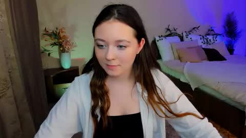 alluringeyess online show from September 8, 2025, 3:22 pm