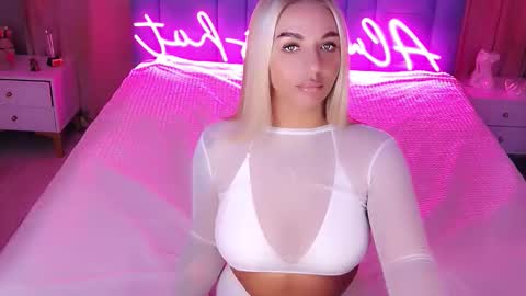 AlwaysHot online show from November 19, 2025, 2:22 am