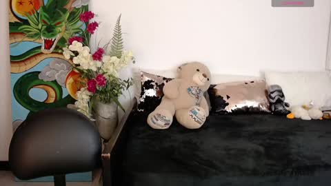 alma_art_ online show from February 8, 2025, 7:38 pm