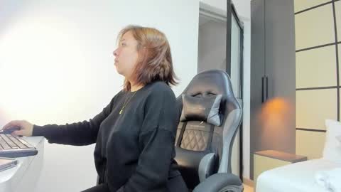 ALMA FENIX  online show from September 29, 2025, 12:21 pm