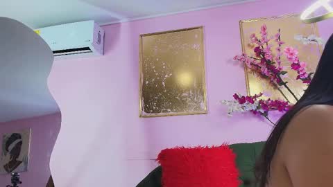 ALMENDRAEVANS online show from November 16, 2025, 12:33 pm