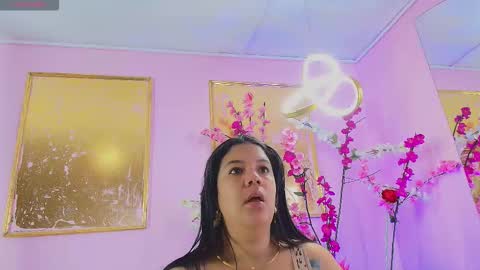 ALMENDRAEVANS online show from November 25, 2025, 11:43 am