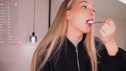 Lia online show from April 21, 2026, 1:07 am