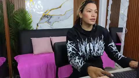 alonddra_tay online show from April 29, 2026, 11:36 am