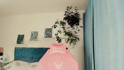 Alysa online show from December 6, 2024, 11:44 am