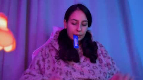 alyssy_nc online show from September 19, 2025, 3:08 am