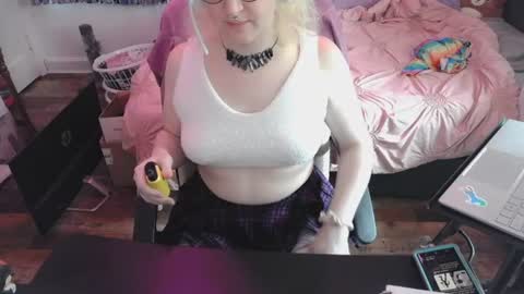 alyxiabewbs online show from June 19, 2026, 7:50 pm