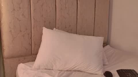 amaia_saenz_oa online show from March 4, 2026, 3:40 pm