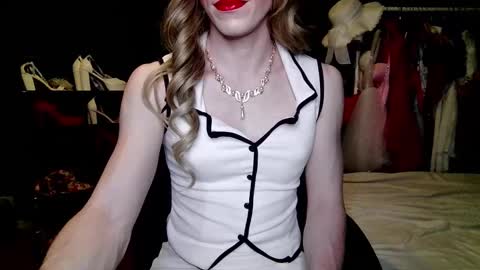 Snapshot of amaliecd chatting on November 23, 2025, 7:13 pm Amalie online show from November 23, 2025, 7:13 pm