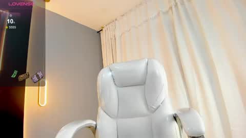 Snapshot of amara_lune chatting on April 24, 2026, 1:24 pm online show from April 24, 2026, 1:24 pm
