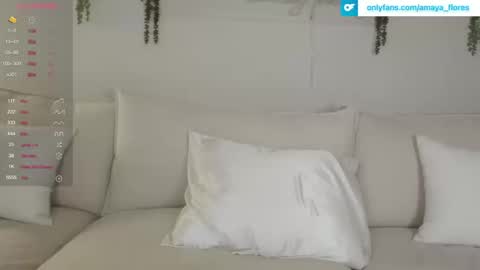 amaya_floress online show from October 18, 2025, 9:37 pm