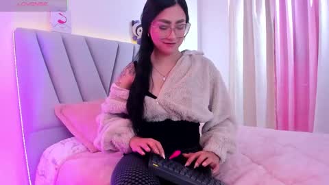 Sara  online show from November 12, 2025, 3:01 pm