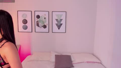 ambarevans_ online show from October 28, 2025, 11:58 am