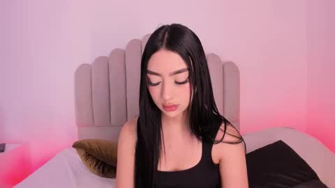 ambarevans_ online show from November 26, 2025, 11:44 am