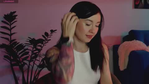 Snapshot of ambientmoon chatting on October 3, 2025, 5:32 pm Moon inst 4mbientmoon online show from October 3, 2025, 5:32 pm