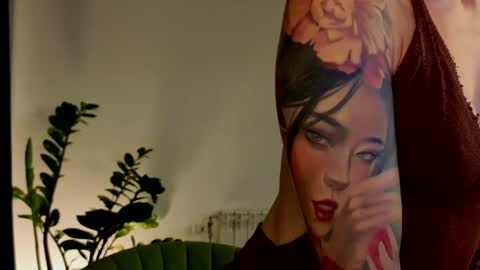 Snapshot of ambientmoon chatting on December 22, 2025, 12:24 pm Moon inst 4mbientmoon online show from December 22, 2025, 12:24 pm