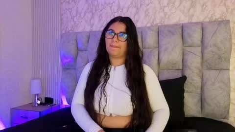 AMELIA CASTELL  online show from April 20, 2026, 12:19 pm