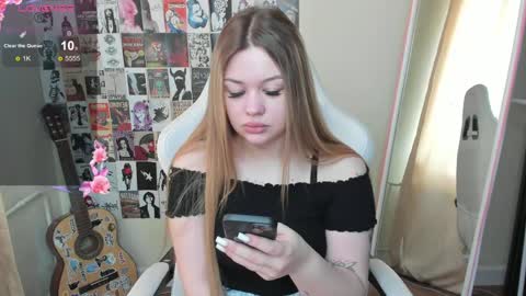 Snapshot of ameliepeach chatting on May 13, 2026, 2:20 am Amelie online show from May 13, 2026, 2:20 am