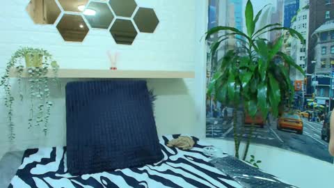 Amell Thomson online show from February 14, 2025, 2:33 pm