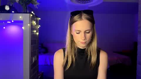 Snapshot of amily_sunray chatting on July 25, 2026, 6:27 pm Amily online show from July 25, 2026, 6:27 pm