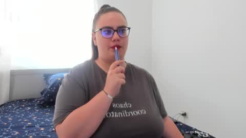 Snapshot of amiravyxen chatting on May 4, 2026, 6:20 am Amira Vyxen online show from May 4, 2026, 6:20 am