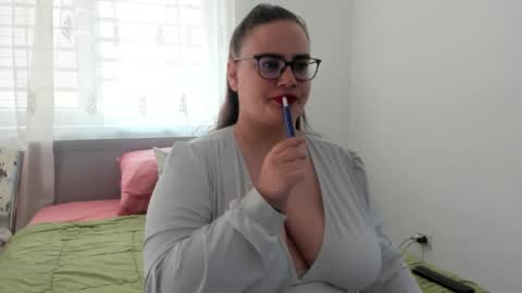 Snapshot of amiravyxen chatting on May 5, 2026, 7:05 am Amira Vyxen online show from May 5, 2026, 7:05 am