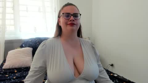 Snapshot of amiravyxen chatting on May 26, 2026, 5:47 am Amira Vyxen online show from May 26, 2026, 5:47 am