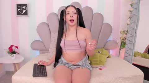 Snapshot of amy_bunniie chatting on May 20, 2026, 9:43 pm Amy online show from May 20, 2026, 9:43 pm