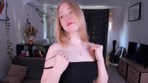 Snapshot of amylouwood chatting on May 27, 2026, 9:28 am Amy online show from May 27, 2026, 9:28 am