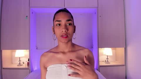 anaacollins_ online show from November 28, 2025, 11:35 am