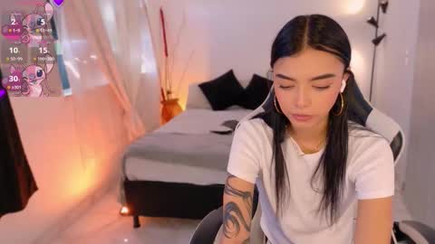 ANABEL WOLF  online show from November 18, 2025, 3:38 pm