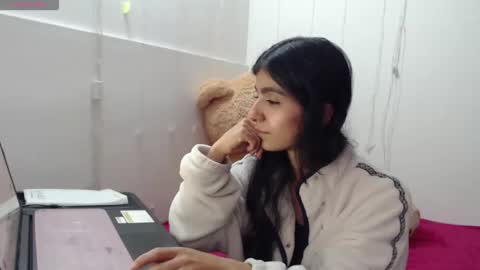 Snapshot of anahibrowns95 chatting on December 17, 2025, 8:04 pm Anahi Browns online show from December 17, 2025, 8:04 pm