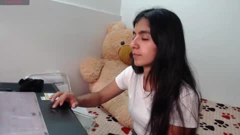 Snapshot of anahibrowns95 chatting on March 5, 2026, 8:27 pm Anahi Browns online show from March 5, 2026, 8:27 pm