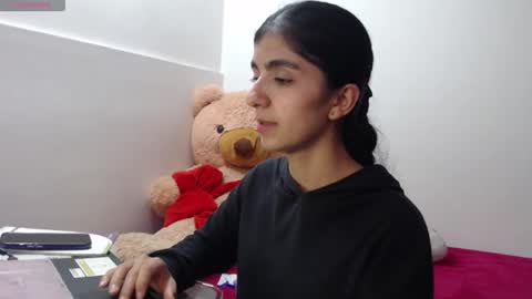 Snapshot of anahibrowns95 chatting on April 15, 2026, 9:37 pm Anahi Browns online show from April 15, 2026, 9:37 pm
