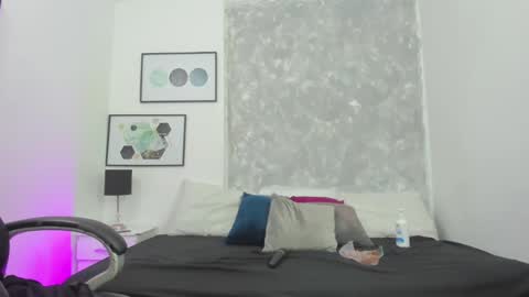 Anahii  online show from March 8, 2025, 7:20 pm