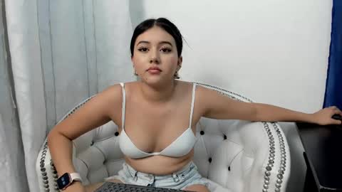 analia18  online show from February 25, 2025, 1:28 pm