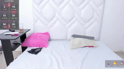 analia18  online show from October 15, 2025, 2:39 pm